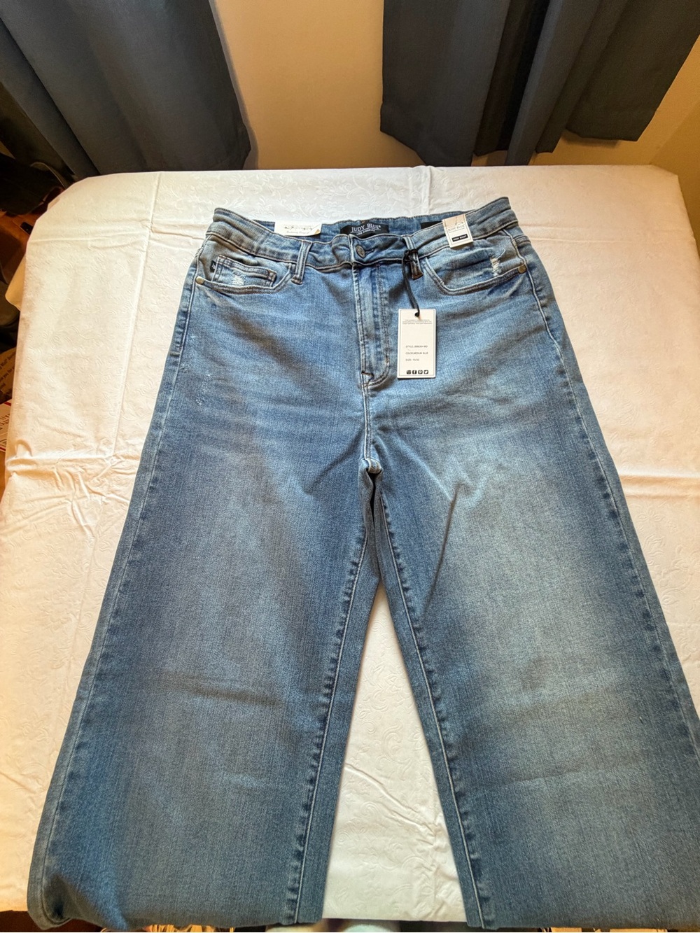 Judy Blue High-Rise Wide Leg Jeans in Medium Blue Denim